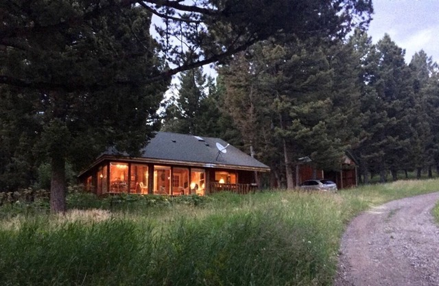 Escape to this Cozy, Secluded Cabin to unwind and disconnect from the world!