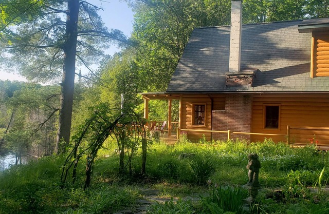 Escape to your cozy 2-bedroom retreat in Vanderbilt