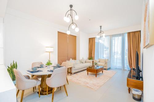 Escape24 2BR Canal Front Residence Near Al Wasl Safa Park with Skyline and Canal view Dubai