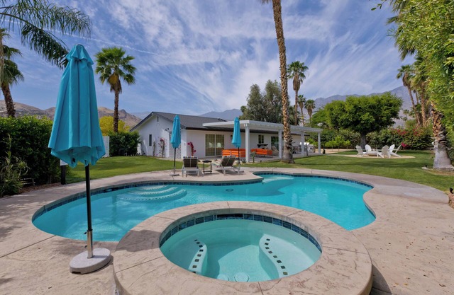 Escoba Ranch, with massive yard and amenities! Palm Springs License #064010