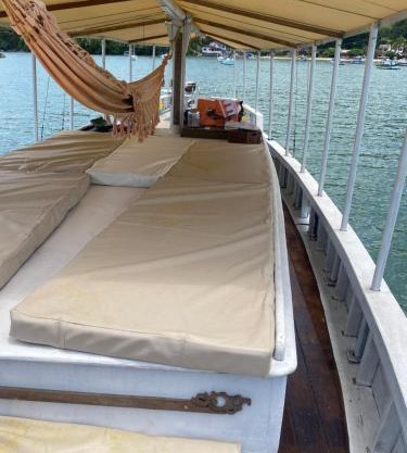 Escuna Costa Verde I para passeios durante o dia