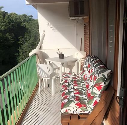 Espaçoso Flat com Varanda no Cavalinho Branco