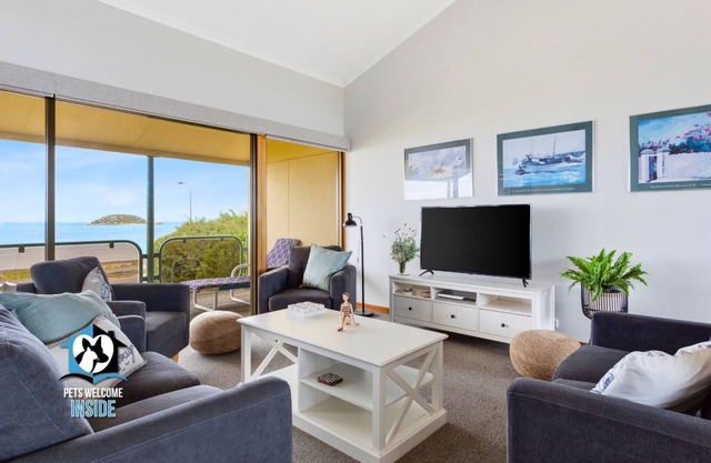 Esplanade 3BR Holiday Home with Beautiful Ocean Views