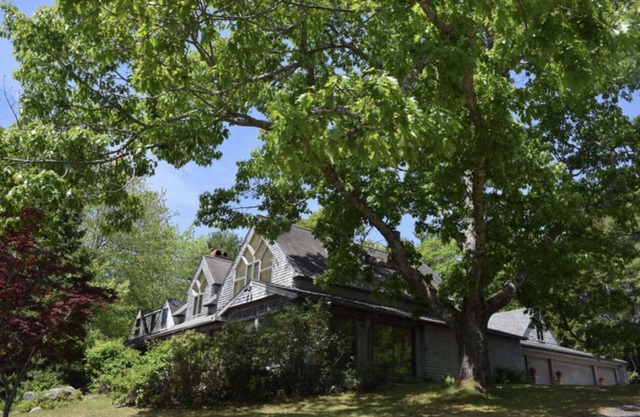 Estate with Cadillac views!