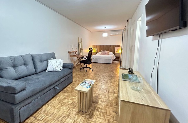 Estudio con Encanto: Patio Luminoso