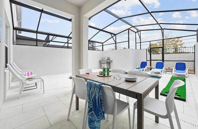 Ethan’s Escape | Cozy, chic retreat w/island theme BR, pool - next to Universal
