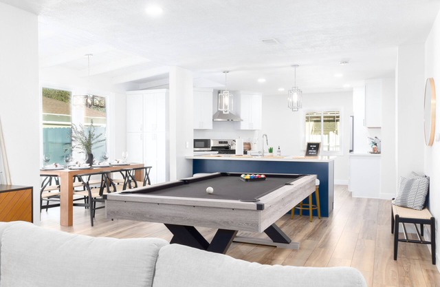 EV Charger L2 Cozy Home short distance to Downtown Riverside