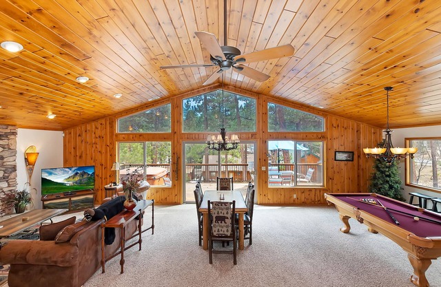 Evening Breeze by Destination Big Bear : Luxury! Near the Village! Hot Tub! Pet Friendly! Pool Table! 8 Minute Walk to Lakeside Meadow Park Pickleball Courts, Basketball Courts, and Playground!