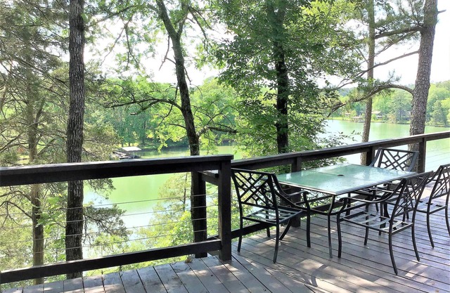 Evening Breeze Cabin #10 on the Lake!