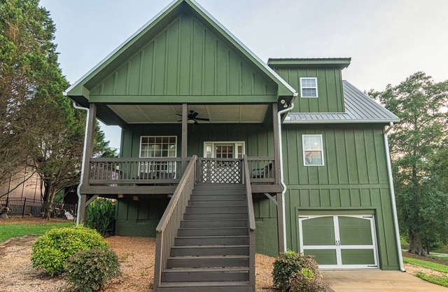 Evergreen Cottage: 2 Bedrooms-Pet Friendly-Lake Access-Hot Tub