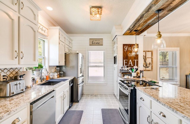 EVERYTHING YOU NEED IN A VACATION HOME WITH BEAUTIFUL DOCK WITH SUNNING DECK!