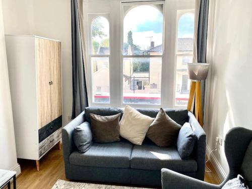 Evo 1 Bedroom Apartment 3 mins walk Mile End Station,Queen Mary University, Hospital