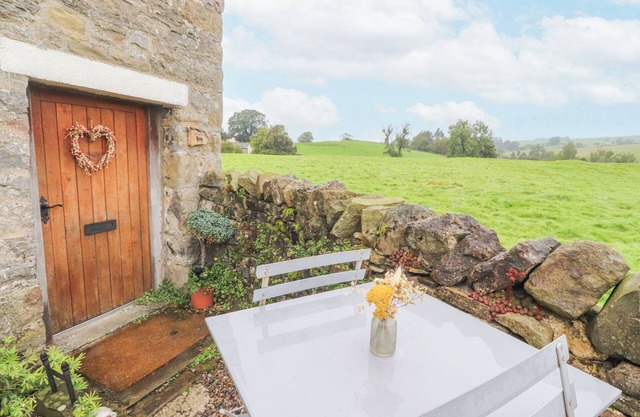 EWES LEAP COTTAGE, pet friendly, character holiday cottage in Airton
