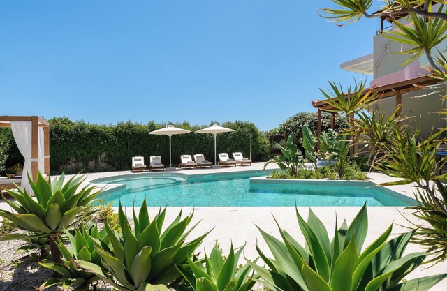 Excelencia New Villa with Artistic Pool and Sea View