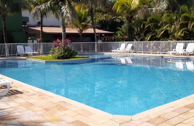 Excelente casa em condomínio fechado em Juquehy. 2 suítes, ar, piscina comum.