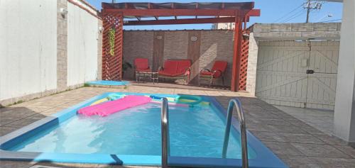 "Excelente Casa Pé na Areia com Opção de Piscina Aquecida Cobrado á Parte, Ampla Área de Lazer, Deck Coberto com Churrasqueira e Cooktop, Cozinha Americana, Ampla Sala de Estar com Lindíssima Lareira, Smart TV 50", WI-FI e o Melhor fica Pertinho da Praia"