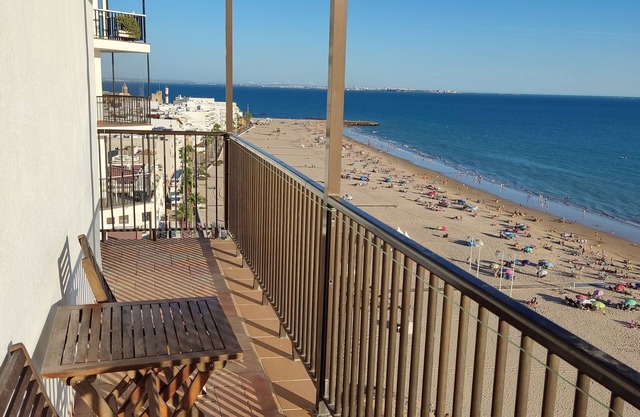 Excellent apartment in Rota, stunning views, beach front,garage,WIFI, world tv