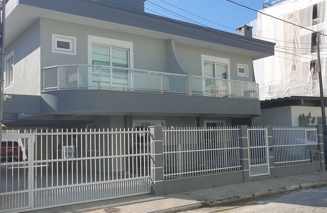 Excellent Apt of 2 dormitories in the Center of Bombinhas to 300mts of the beach