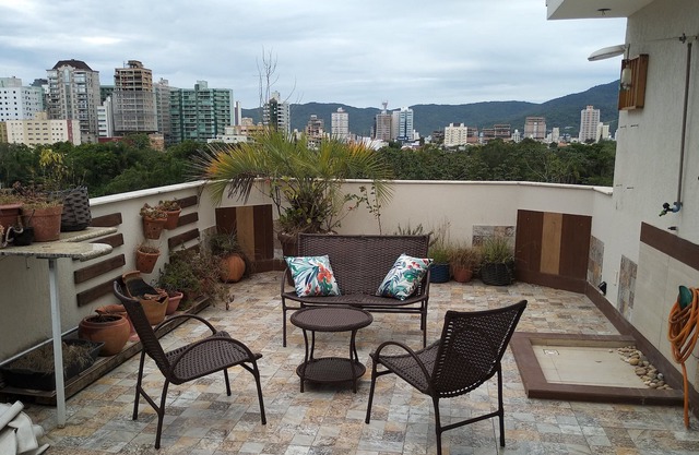 Excellent duplex penthouse two blocks from the sea
