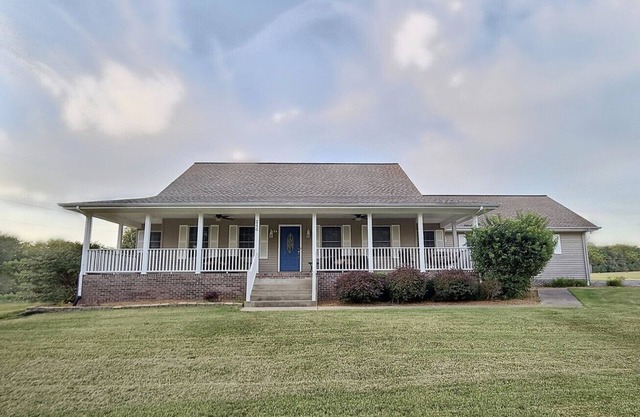 Exceptional Home! Near Lake Barkley, King bed, fenced yard, extra living spaces.