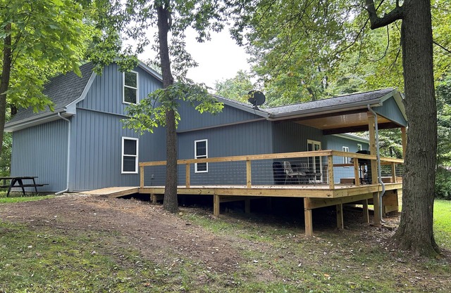 Exceptionally clean, woodsy surroundings, hot tub, close to Hocking Hills!