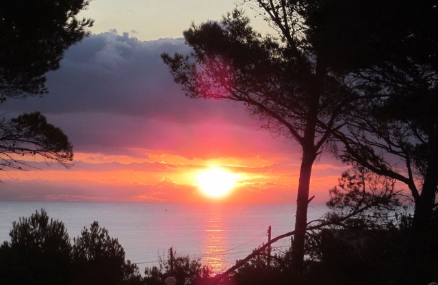 Exclusive Modern Apartment Close to The Sea. Private patio.