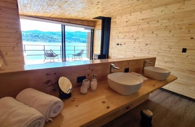 Exclusive cabin on the side of the sisga's shore