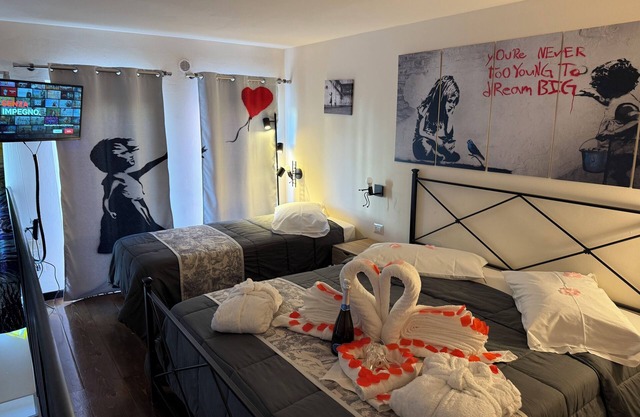 Exclusive Artists' Loft: free parking, hot tub, close to downtown