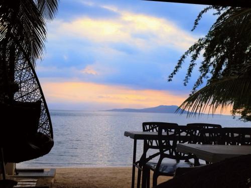 Exclusive Beachfront House with Pool Batangas 16pax