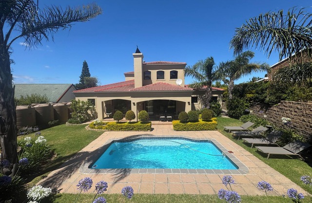 Exclusive vacation home with sea views in Somerset West