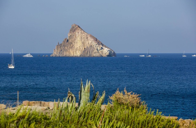 Exclusive villa in Panarea with private access to the sea