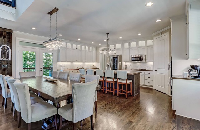 Executive Retreats, Family Reunions, Near Montaluce, 8 King Beds