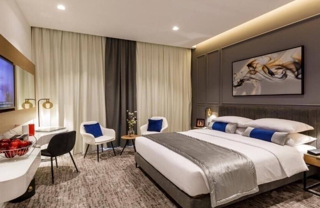Executive Room Near Dwtc Downtown By E R