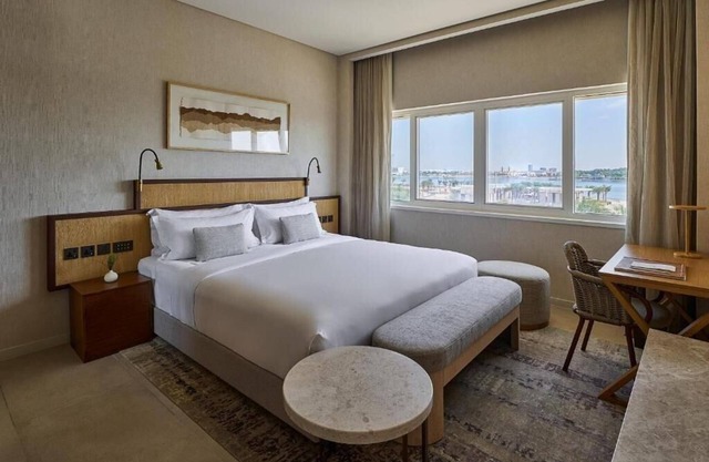 Executive Suite Near Khor Al Maqta Park