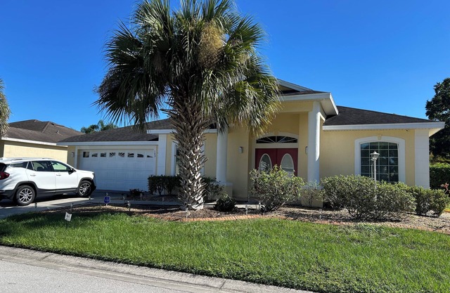 Executive Villa with lake views and south facing pool 4 bed 3 bath near parks