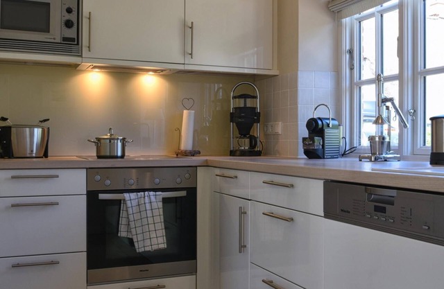 "Experience a relaxing vacation at Jettes Hus - your retreat in Midlum!"