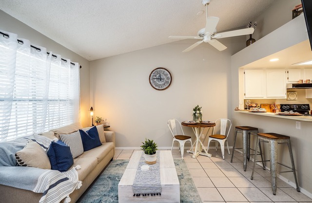 Experience Glendale near Cardinal Stadium. Quiet comfy condo with full kitchen.