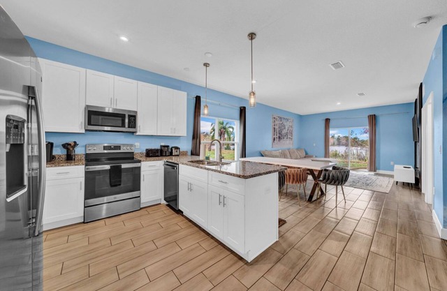 Experience Lakeside Bliss in a Family-Friendly Retreat - Luxurious Townhouse