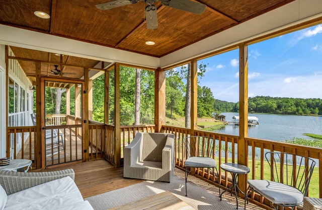 Experience Lakeside Bliss: Luxury Main House and Charming Guest House with Breathtaking Lake Views