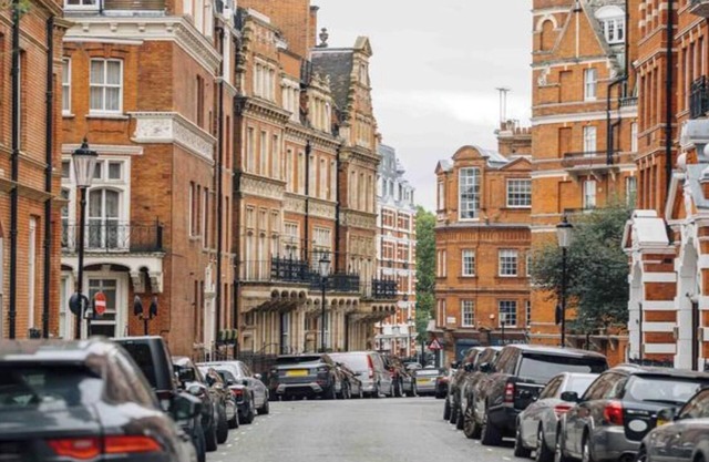 Experience Modern Comfort in the Heart of Kensington with Air Conditioning