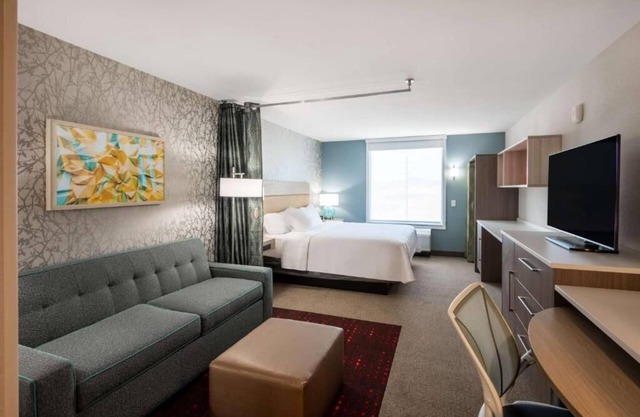 Experience Modern Hospitality! Minutes from Sky Harbon Airport, Free Breakfast