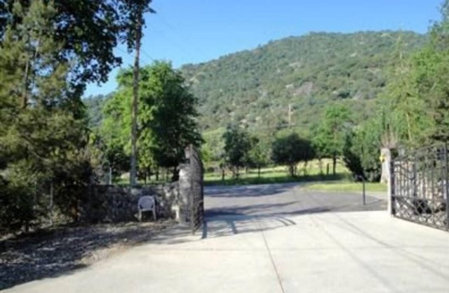 Experience nature's grandeur! Five bedroom retreat near Sequoia & Kings Canyons