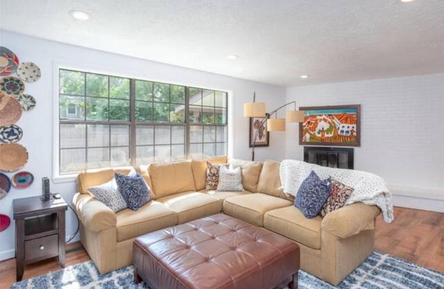 Experience Nirvana with artwork collections from around the globe Located in Lakewood neighborhood in SE Boise next to a park, Minutes from Bown Crossing and the Boise River, 10 minutes to downtown, 4 beds, sleeps 8, pets welcome in large fenced in yard