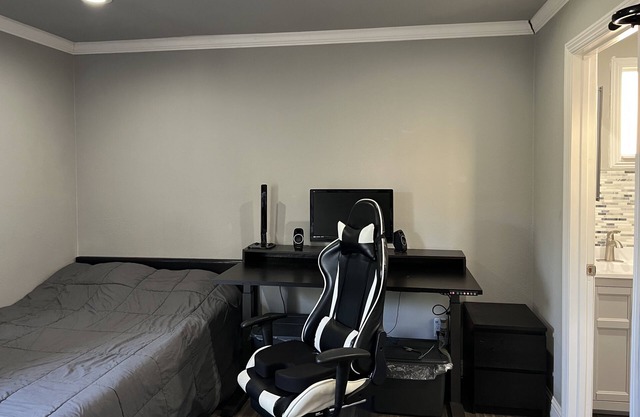 Experience the Lifestyle in this cozy studio in the heart of Silicon Valley.