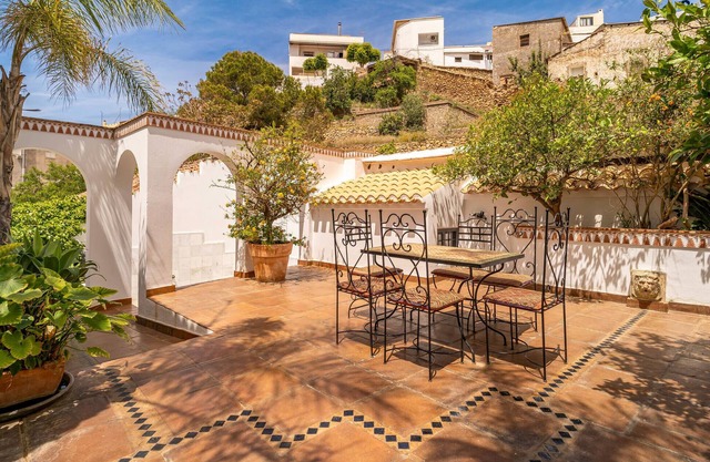 Experience the rustic charm of this wonderful holiday home in southern Spain.