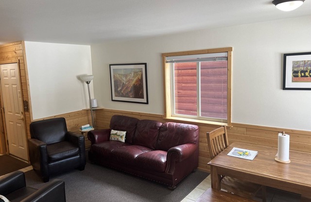 Experience Yellowstone Bliss: Unwind in Comfort & Style at Trout Lake Cabin 128