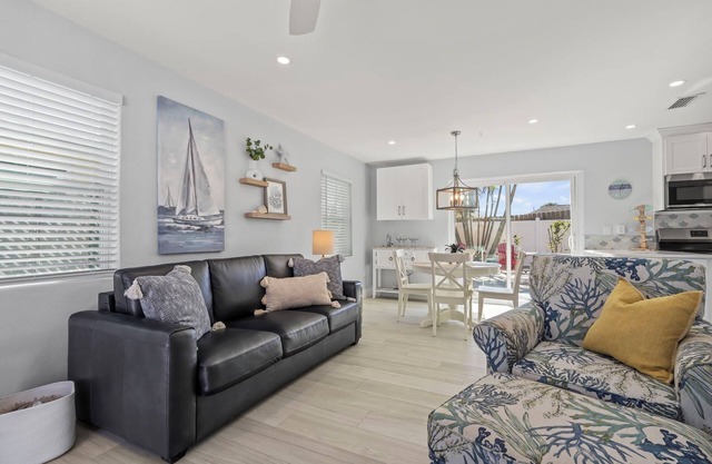 Explore Manasota Key, Walk to beach, bikes, kayaks in charming 1-bedroom cottage