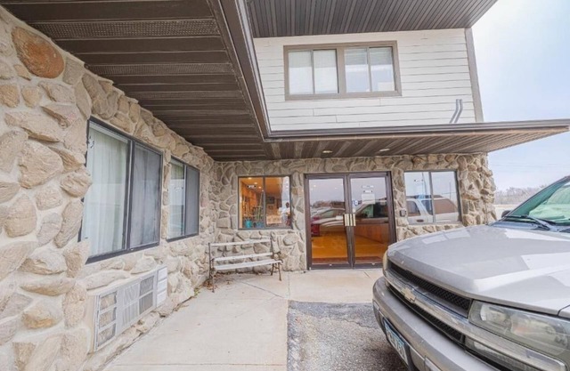 Explore Prairie Rose, Pet Friendly Unit Stay w/Parking Included