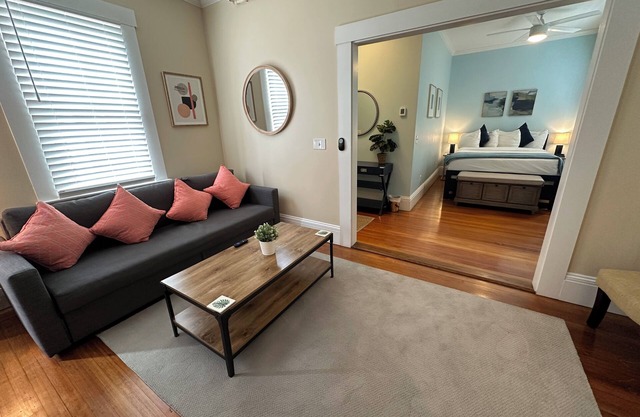 Exposed Brick 1 Bed/1 Bath/Pullout Sofa/Dog Friendly Large Suite (Sleeps 4) Downtown Newport