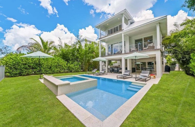 Exquisite 3 BR/3.5 BA home with pool and spa on Longboat Key - The Captain's Quarters